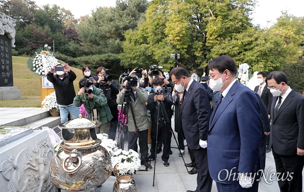 윤석열 국민의힘 대선 경선 후보가 26일 오후 서울 동작구 국립서울현충원을 방문, 고(故) 박정희 전 대통령 묘역을 참배하고 있다.