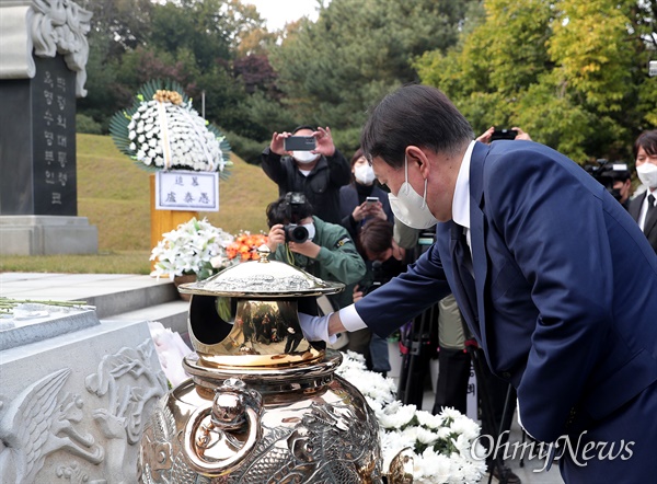 윤석열 국민의힘 대선 경선 후보가 26일 오후 서울 동작구 국립서울현충원을 방문, 고(故) 박정희 전 대통령 묘역을 참배하고 있다.