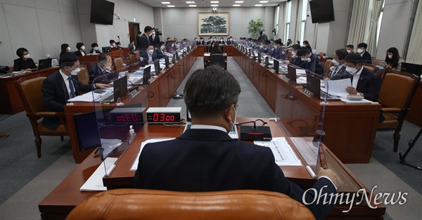  윤호중 국회 운영위원장이 26일 서울 여의도 국회에서 열린 운영위원회의 청와대에 대한 국정감사에서 속개를 선언하며 의사봉을 두드리고 있다.