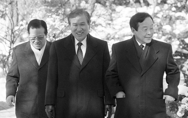 1990년 1월 당시 김영삼 민주당 총재(오른쪽), 김종필 공화당 총재(왼쪽)와 청와대에서 긴급 3자 회동을 갖고 민정, 민주, 공화 3당을 주축으로 신당 창당에 합의했음을 발표한 뒤 청와대를 나서는 모습. 