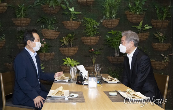 더불어민주당 이재명 대선 후보(오른쪽)와 정세균 전 국무총리가 26일 오후 서울 여의도 한 한정식집에서 만찬 회동을 하고 있다.  