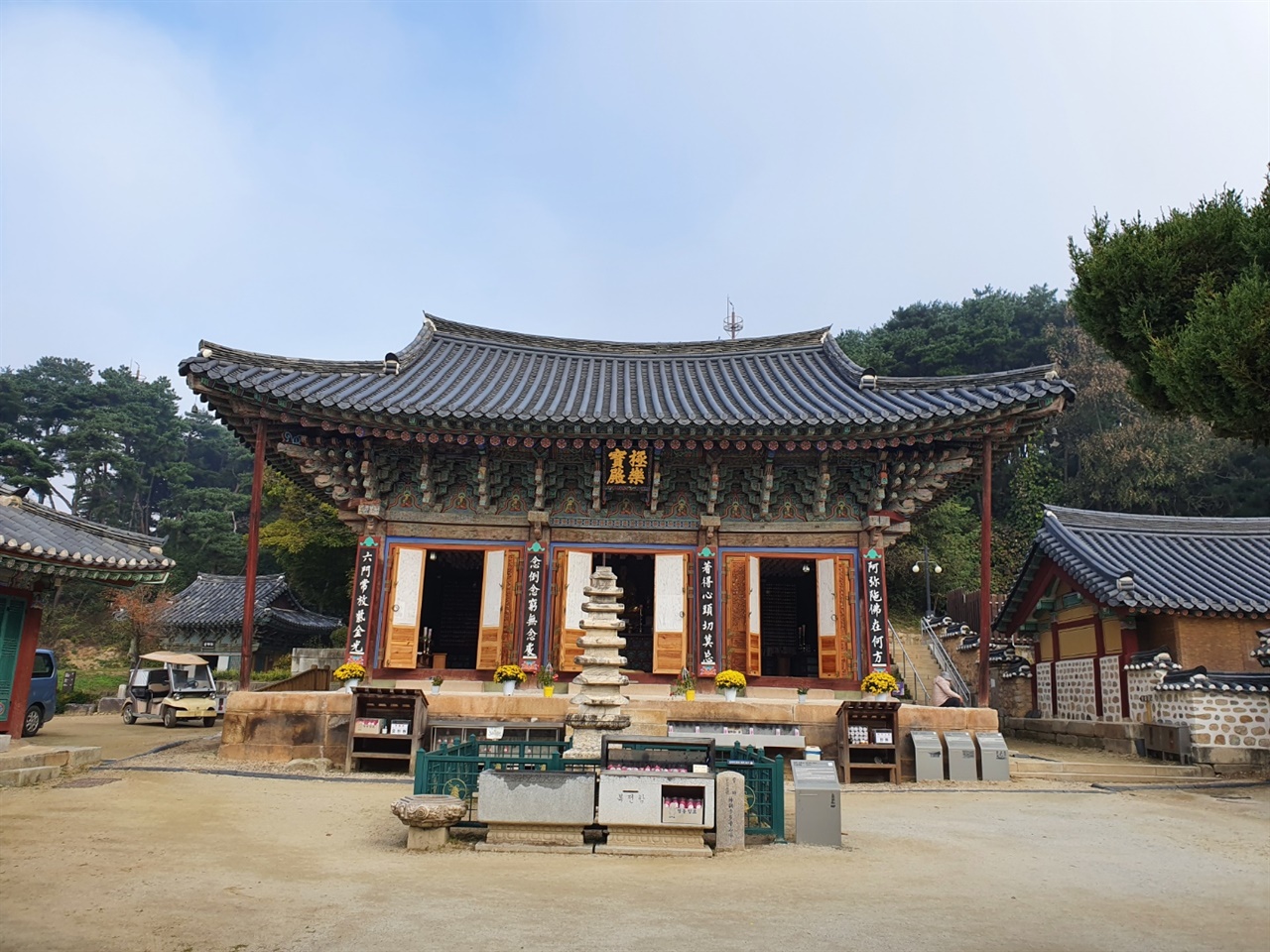신륵사는 고려시대 말부터 그 이름을 드러내기 시작하다가 조선시대 들어와 세종대왕릉의 원찰로 지정되면서 지금의 사세를 갖추게 되었다.