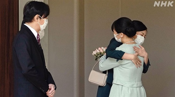 혼인 신고를 마치고 일본 왕실을 떠나는 마코 공주가 가족과 작별 인사를 나누난 장면을 중계하는 NHK 갈무리.