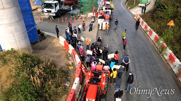 수동터널공사피해해결비상대책위원회는 10월 27일 함양울산 고속도로 수동터널 공사 현장에서 집회를 벌였다.