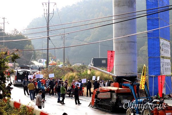 수동터널공사피해해결비상대책위원회는 10월 27일 함양울산 고속도로 수동터널 공사 현장에서 집회를 벌였다.