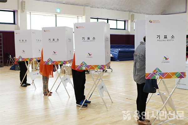2018년 열린 지방선거에서 시민들이 투표하는 모습