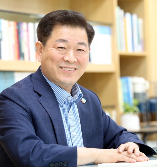 박승원 광명시장은 "내년 지방선거에서의 재선 도전"과 관련해 "아직 해야 할 일과 하고 싶은 일이 많이 남았다. 광명시를 위해 계속 일하고 싶다"며 재선 도전 의사를 분명하게 밝혔다. 