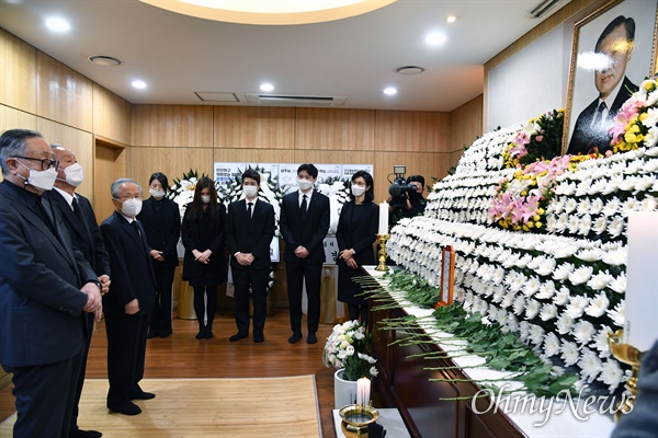27일 오전 서울대병원 장례식장에 마련된 노태우씨 빈소에서 조문객들이 조문하고 있다.