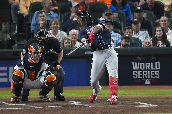  애틀랜타 브레이브스의 호르헤 솔레어가 미국 텍사스주 휴스턴에서 열린 야구 월드 시리즈 휴스턴 애스트로스와 애틀랜타 브레이브스 간의 1차전에서 홈런을 치고 있다.