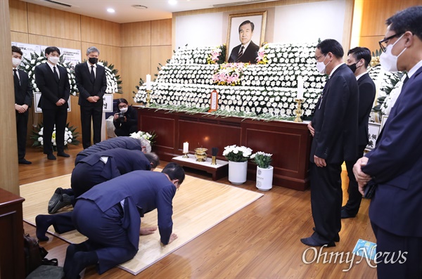  27일 서울 종로구 서울대병원 장례식장에 마련된 노태우씨 빈소에 조문객들이 조문하고 있다.