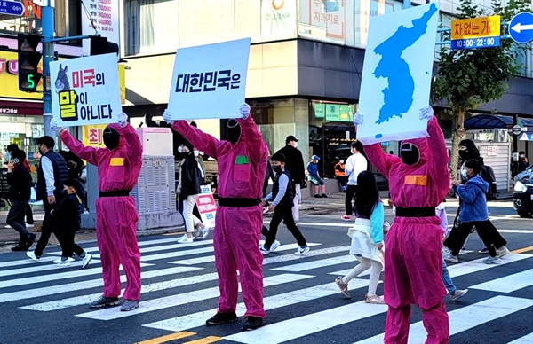 진보당 진주시위원회 당원들이 '전쟁연습 반대' 선전전을 벌이고 있다.