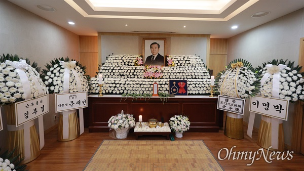 28일 오전 서울 종로구 서울대병원 장례식장에 마련된 노태우씨 빈소 모습.