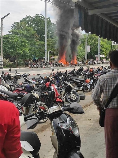 27일 만달레이주 마하아웅메이 지역 도로교통국 사무소 앞에서 폭발이 일어나고 4명 이상이 다침