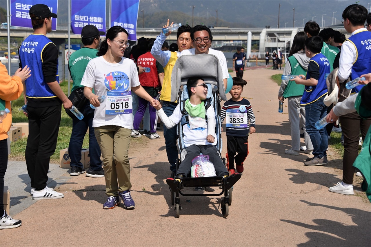 기적의 마라톤에 참여하고 있는 건우 가족. 