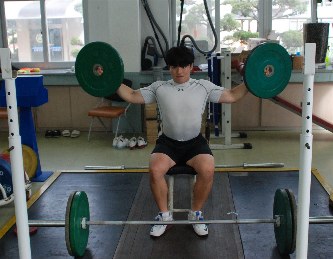  임병진 학생이 원판을 들고 훈련을 하는 모습. 사진 촬영을 위해 잠시 마스크를 벗었다. 
