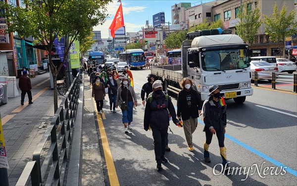  28일 대전에 도착한 '차별금지법제정촉구도보행진단'은 차별금지법제정대전연대와 함께 29일 오전 대전역광장에서 기자회견을 연 뒤, 신탄진까지 도보행진을 벌였다.