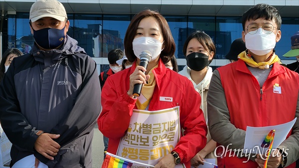 28일 대전에 도착한 '차별금지법제정촉구도보행진단'은 차별금지법제정대전연대와 함께 29일 오전 대전역광장에서 기자회견을 연 뒤, 신탄진까지 도보행진을 벌였다. 이날 기자회견에는 진보당 대선후보인 김재연 상임대표가 참석해 발언을 했다. 김 상임대표는 이날 하루 종일 도보행진 일정을 같이 한다. 사진은 왼쪽 부터 이종걸(한국게이인권운동단체 친구사이) 활동가와 김재연 진보당 상임대표, 정현우 진보당 대전시당위원장.