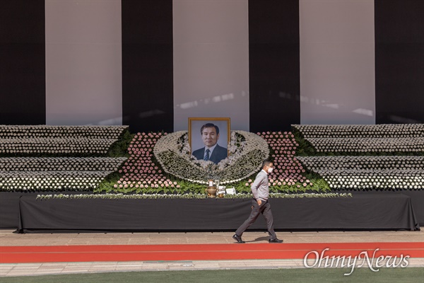  29일 서울광장에 마련된 고 노태우씨 국가장 합동분향소에 시민들이 조문하고 있다.