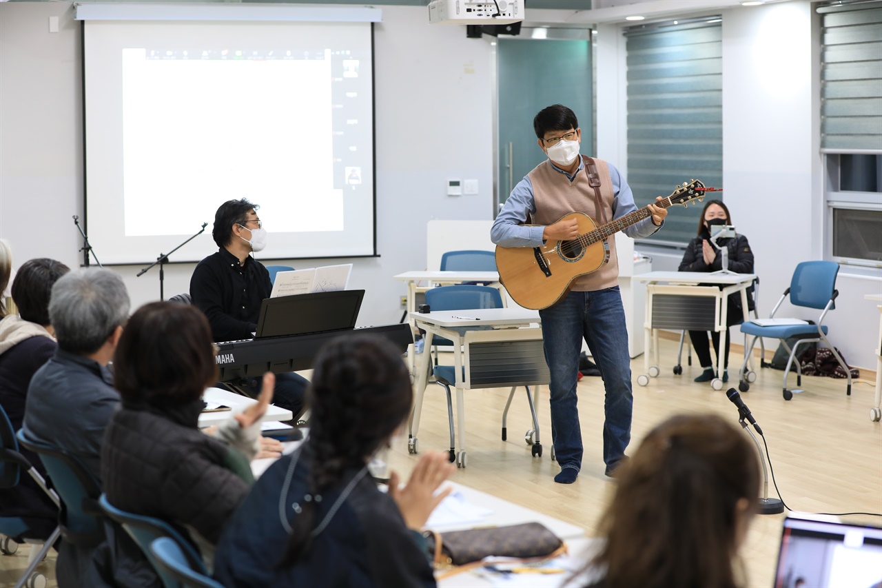 지난 10월 22일부터 24일 열린 제2회 인생학교 글로벌 포럼에서 참석자들이 노래를 부르고 있다.