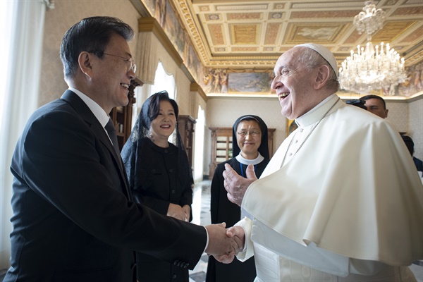 29일 교황청을 공식 방문한 문재인 대통령이 프란치스코 교황과 단독 면담에 앞서 인사하고 있다.