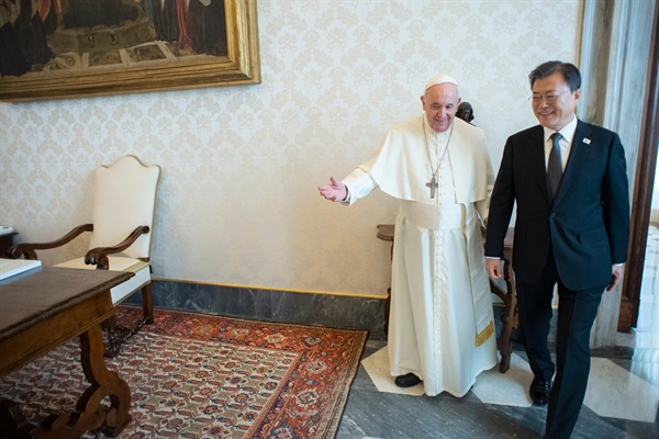 29일 교황청을 공식 방문한 문재인 대통령이 프란치스코 교황과 단독 면담을 위해 자리로 향하고 있다.
