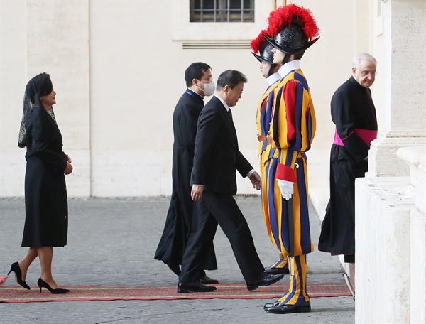 프란치스코 교황과의 단독 면담을 위해 29일 교황청을 공식 방문한 문재인 대통령이 영접 인사들과 교황청으로 들어서고 있다. 