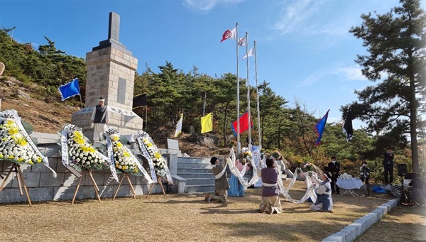 사발통문을 온몸에 감은 퍼포먼스 태안문화예술곳간 ‘우리동네’와 태안중학교 등 학생들이 한데 어우러진 뮤지컬 '북접일기'는 참석자들에게 큰 울림을 줬다.