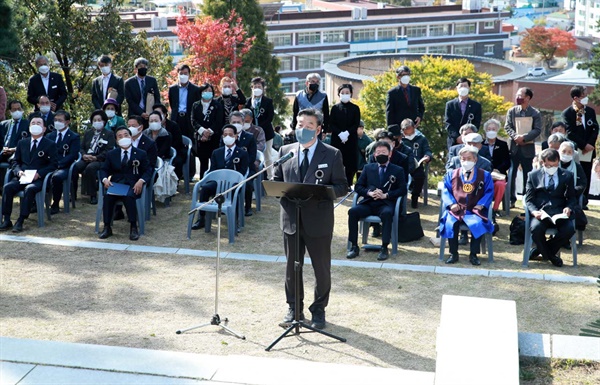 제127주년 동학농민혁명을 맞아 지난 29일 백화산 추모탑에서 열린 서른한번째 태안동학농민혁명군 추모문화제에서 가세로 태안군수가 추모사를 하고 있다. 가 군수 뒤로 오른쪽부터 정낙추 태안문화원장, 송범두 천도교중앙총부 교령, 정용주 태안동학농민혁명기념사업회장, 신경철 태안군의회의장, 김지철 충남도교육감이 참석하고 있다.