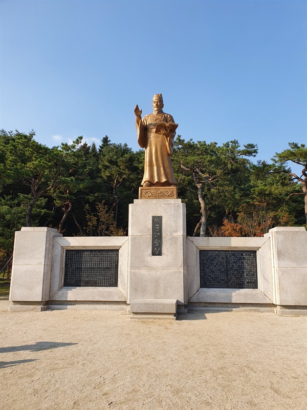 세종대왕은 한반도 5000년 역사상 최고의 명군으로 손꼽힌다. 한글을 창제 했을 뿐만 아니라, 정치, 군사, 경제, 과학에 이르기 까지 그의 손이 닿지 않는 분야가 없었다.