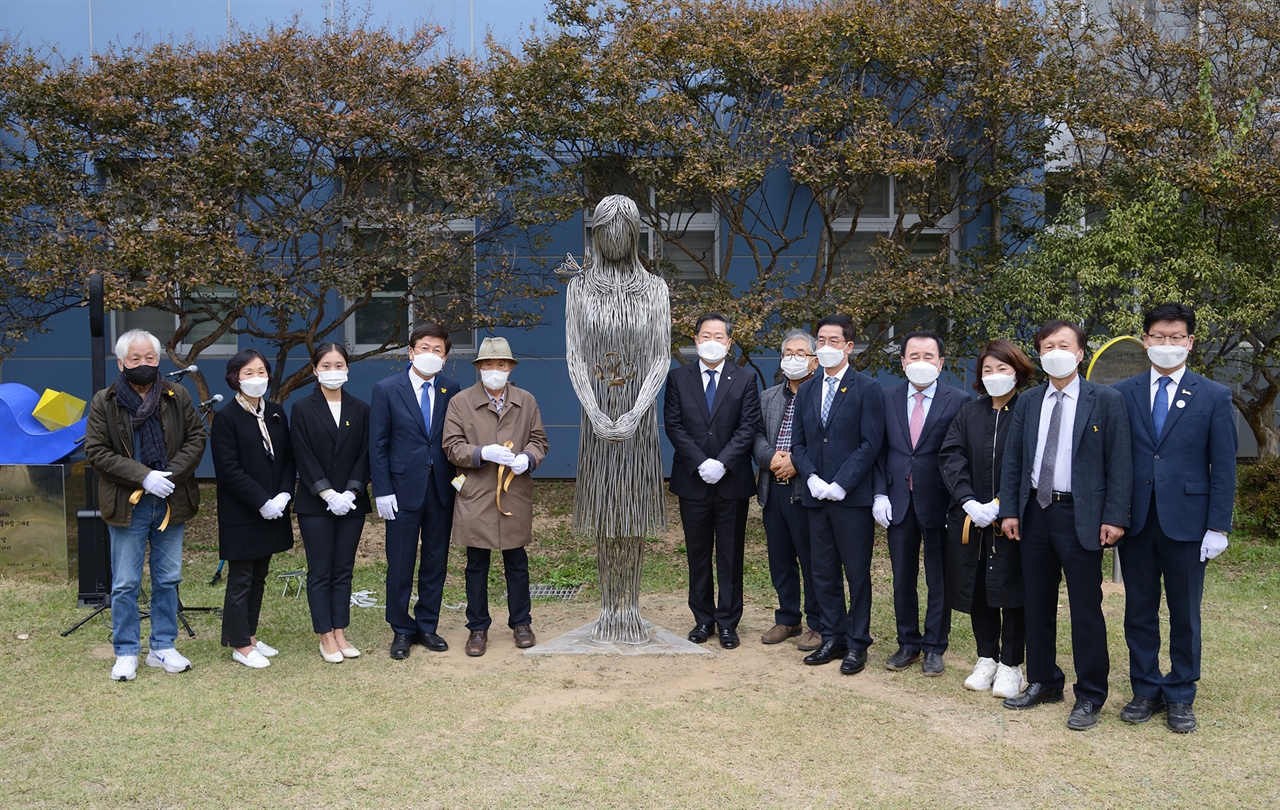 30일 오후 2시 공주대학교 신관캠퍼스 사범대학관 뜨락에서 ‘공주대학교 세월호참사 순직동문 기림비 제막식’을 개최하고 있다. 이날 제막식에는 원성수 공주대 총장, 김지철 충남교육감, 최교진 세종교육감, 김정섭 공주시장, 김창태 공주대 민주동문회 회장 등이 참석했다.