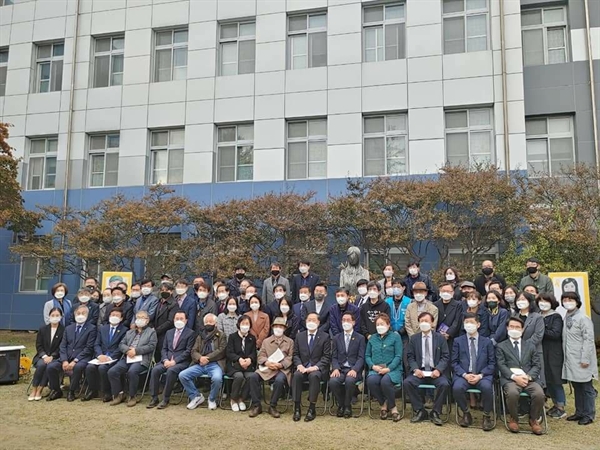 30일 오후 2시 공주대학교 신관캠퍼스 사범대학관 뜨락에서 ‘공주대학교 세월호참사 순직동문 기림비 제막식’을 개최하고 있다. 추모공원은 공주대학교 동문 교수 학생과 지역 시민사회단체들의 기부금 3773만원, 충남민족미술인협회의 재능기부. 공주대학교의 부지 제공 등으로 완성됐다.