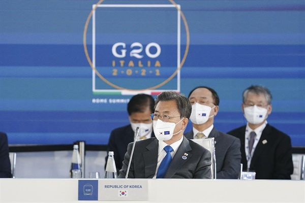 문재인 대통령이 30일(현지시간) 이탈리아 로마 누볼라 컨벤션 센터에서 열린 주요 20개국(G20) 정상회의 기념촬영이 끝난 뒤 '국제경제 및 보건' 세션에 참석해 있다.