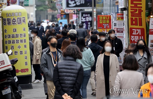 단계적 일상회복(위드 코로나)가 시작된 1일 오후 서울 종로구 젊음의거리에 직장인들이 점심식사를 하기 위해 이동하고 있다. (*사진의 가게들은 기사의 내용과 직접적인 관련이 없습니다.)