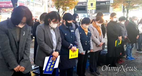 11월 1일 저녁 창원 상남동 분수광장에서 열린 "성구매자에 의한 피살여성 10주기 추모 문화제”. 묵념.