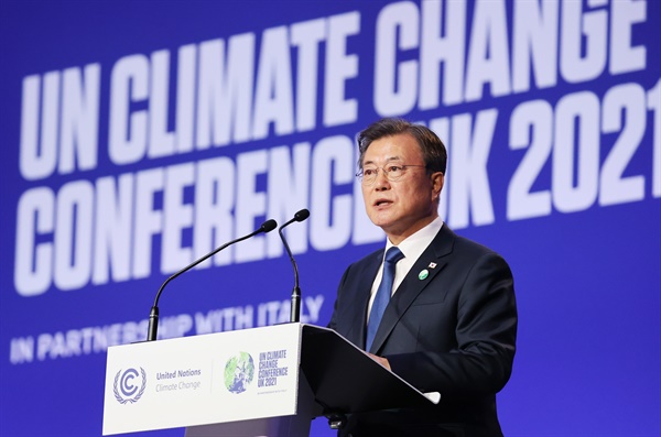 문재인 대통령이 1일(현지시각)영국 글래스고 스코틀랜드 이벤트 캠퍼스(SEC)에서 열린 제26차 유엔 기후변화협약 당사국총회(COP26)에서 기조연설을 하고 있다.