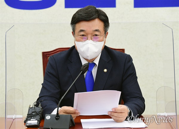 더불어민주당 윤호중 원내대표가 2일 오전 국회에서 열린 원내대책회의에서 발언하고 있다. 