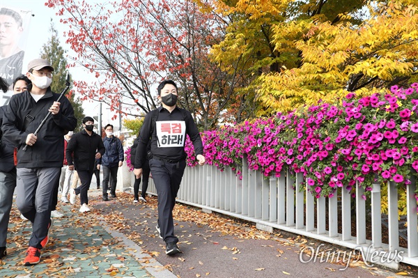 대장동 의혹 특검 수용 촉구 1인 도보 시위에 나선 국민의힘 원희룡 대선 경선 후보가 2일 오전 경기도 성남 분당구 성남도시개발공사 인근을 지나고 있다. 원 후보는 이날 대장동에서 출발해 성남도시개발공사, 성남시청, 서울 중앙지검 등을 거쳐 청와대까지 1인 도보 시위를 벌인다. 