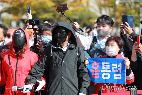 국민의힘 대선경선 후보인 홍준표 의원이 2일 부산역 광장을 찾아 부산울산경남 시도민과 당원들께 드리는 호소문을 기자회견 형식으로 발표하고 있다.