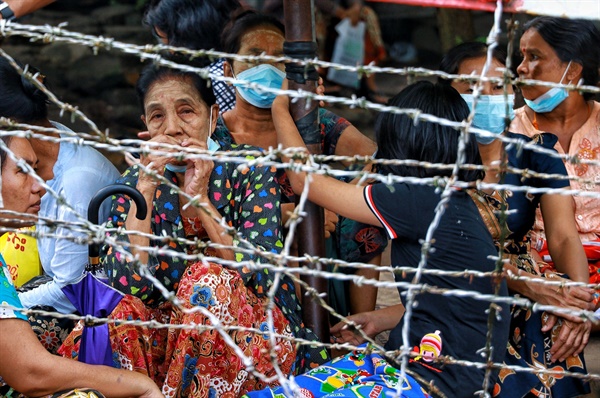 동남아시아국가연합(ASEAN)이 2021년 10월 15일 미얀마 군부 쿠데타 수장인 민 아웅 흘라잉(Min Aung Hlaing)의 정상회의 참여를 불허하자, 미얀마 군부가 10월 18일 민주화 시위에 참여했던 시민들을 석방했다. 하지만 이들 중 상당수가 석방되자마자 다시 체포되는 일이 벌어졌다.