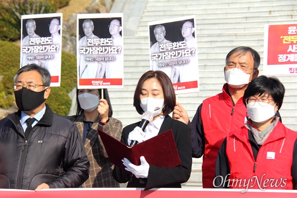 진보당 김재연 대통령선거 후보가 3일 오전 창원마산 3.15민주묘지를 참배했다.