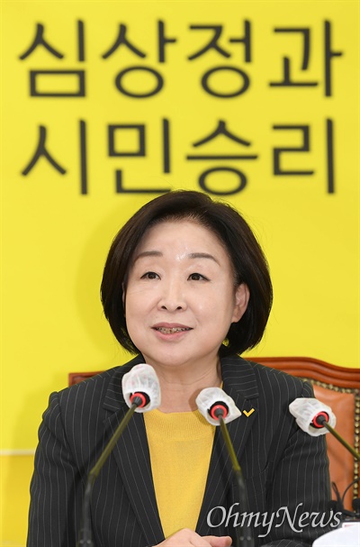 정의당 심상정 대선 후보가 3일 오전 국회에서 열린 기자간담회에서 취재진의 질문에 답하고 있다. 