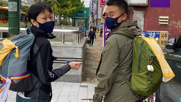  왼쪽 인권운동사랑방의 미류 활동가, 오른쪽 한국게이인권운동단체친구사이 이종걸 사무국장