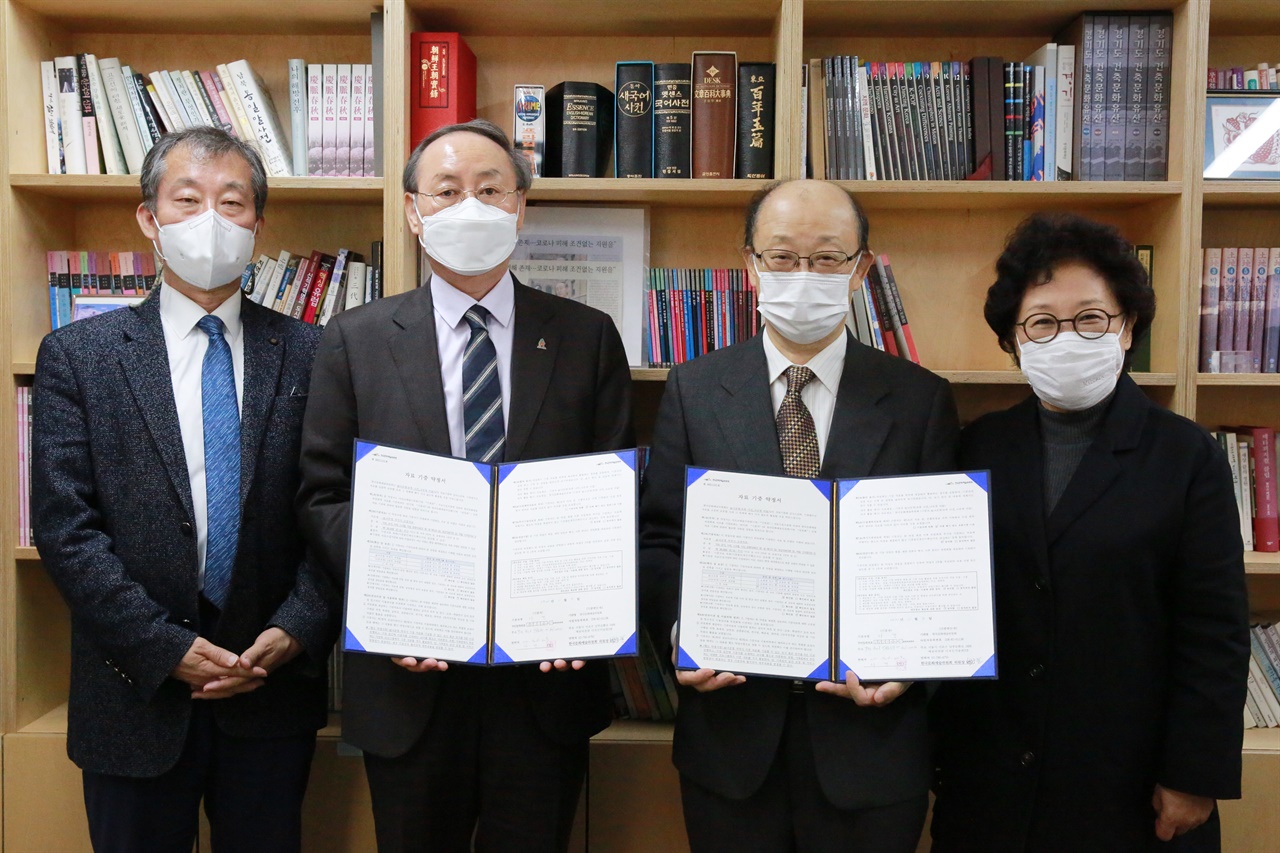 나운영기념사업회(나건 대표, 왼쪽에서 세 번째)는 한국문화예술위원회(위원장 박종관, 왼쪽에서 두 번째)와 故나운영(1922~1993) 작곡가의 '소장물 기증에 관한 약정(MOU)'을 11월 3일에 체결했다. 