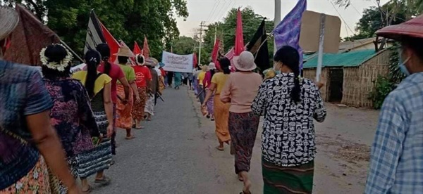 2일 사가잉주 살린지 지역 렉바타웅 여성들의 시위