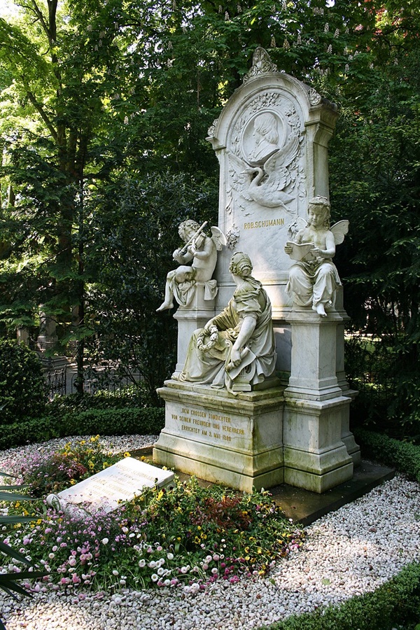 클라라의 요청대로 자신이 로베르트를 바라보는 형태의 기념비가 세워졌다.