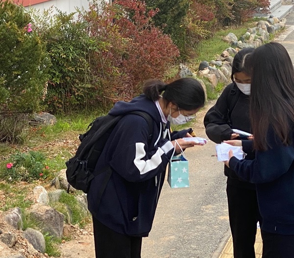  순창여중 학생회 임원들은 전교생에게 기념일의 의미가 담긴 글과 간식을 나눠주면서 학생 한 명 한 명에게 기념일의 의미를 설명했다.