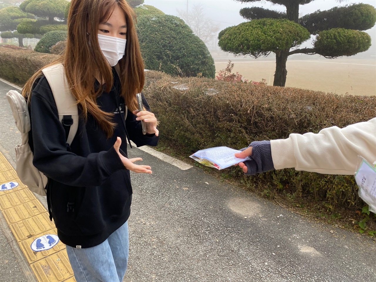  순창여중 학생회 임원들은 전교생에게 기념일의 의미가 담긴 글과 간식을 나눠주면서 학생 한 명 한 명에게 기념일의 의미를 설명했다.