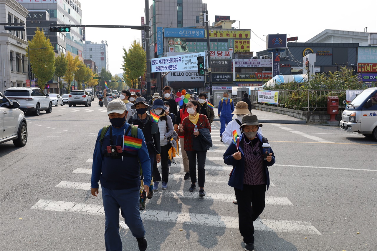 천안에서 도보행진 중인 차별금지법제정연대 회원들. 충남지역 활동가들도 참여하고 있다.  