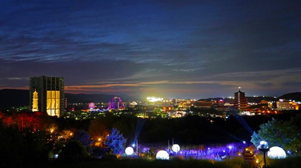 전국 최초의 야간 체험형 산책 코스 '루미나이트'에서 바라본 경주엑스포대공원과 보문관광단지 전경