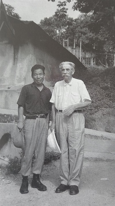 고 김찬삼씨가 1963년 아프리카 가봉에서 의료봉사 중인 슈바이처 박사와 함께 촬영한 사진이다.